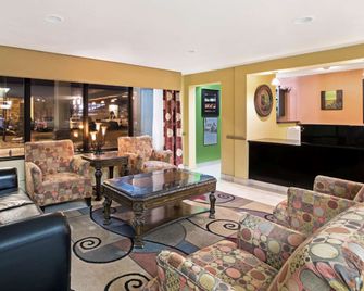 La Quinta Inn & Suites by Wyndham Salina - Salina - Hall