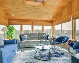 Winter Harbor Home with Acadia National Park Views! - Winter Harbor - Living room