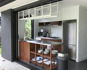 Compact single level home with pool and huge fenced yard - Mackay - Kitchen