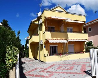 Iva Apartmani - Tribunj - Building