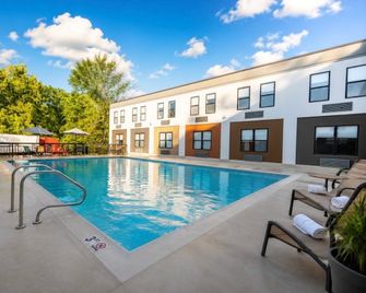 Red Roof Inn & Suites Middleborough - Middleboro - Piscina