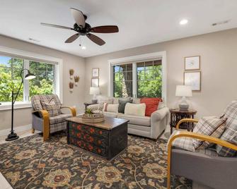 Stone Park Cottage - Downtown - 1 mi to UofA - Fayetteville - Stue