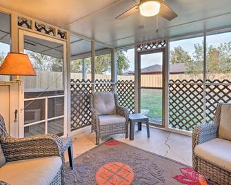 Home with Screened Porch about 10 Miles to Dtwn OKC! - Moore - Living room