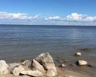 Cozy Cedar Cabin 4 season estate, Games Room, Beach & Trail access, Sled/XSki - Wanasing Beach