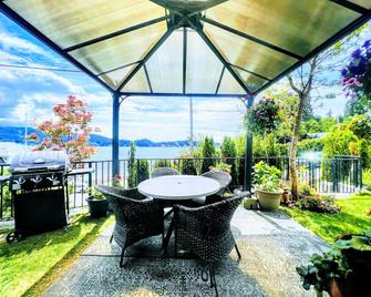 Welcome to Bill's Landing Luxury Suite w/ Hot Tub - Gibsons - Innenhof