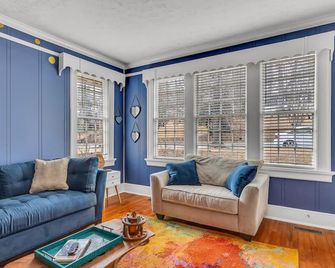 101 yr comfy Historic Home quiet private parking - Columbus - Living room