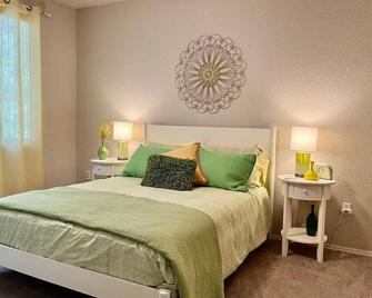 Gated Condo Heated Pool Spa Gym Near Zoo - Phoenix - Bedroom