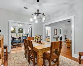 Hometown Hideaway in the heart of Downtown Liberty Hill - Liberty Hill - Dining room