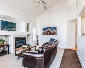 Beautiful Home in Parker - Parker - Living room