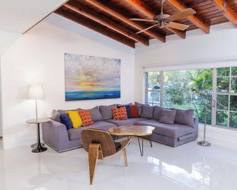 Exquisite 4-Bedroom 3 Bath Home w Heated Pool - Miami - Wohnzimmer