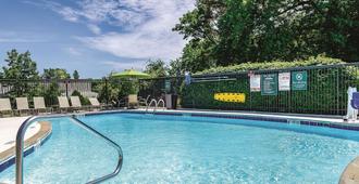 La Quinta Inn & Suites by Wyndham Warwick Providence Airport - Warwick - Svømmebasseng