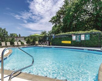 لا كينتا إن آند سويتس باي ويندام ووريك بروفيدينس أيربورت - وارويك - حوض السباحة