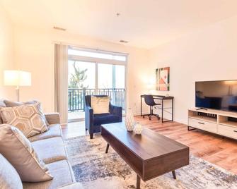 Modern Apt With Balcony Alh-12211 - Lexington - Living room