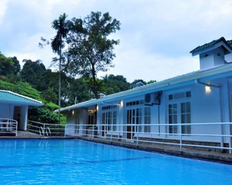 Forest Edge Hotel - Kitulgala - Pool