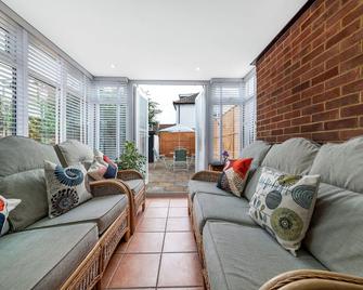 Stunning 3BR House w Garden & Parking in Richmond - Greenford - Living room