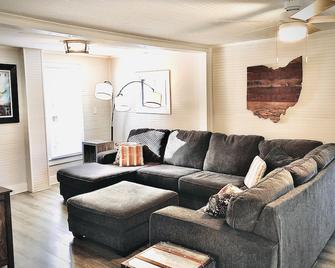 4 BDRM House Sleeps 11 in the Heart of Geneva on the Lake - Geneva - Living room