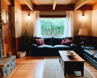 Beautiful Neacoxie Creek Front, Hot Tub, Short Walk to Beach, Kayak from Yard - Gearhart - Sala de estar