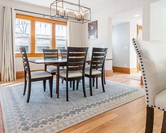 Family-friendly 4BR Near UNI for an Easy Group Stay - Cedar Falls - Eetruimte