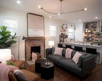 Downtown Greer's Pink Door Cottage - Greer - Living room