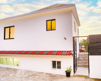 5 minutes to the Town. Restaurant, Grocery store, Banks. much more ! - Gaspar Hernández - Edificio