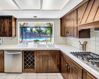Spacious 4BR+2 bonus spaces + Pool + Spa + Land! - Agoura Hills - Keuken