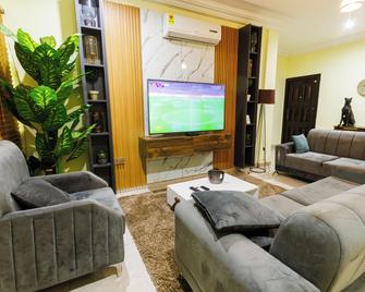 Bawuah Royal Apartments - Kumasi - Wohnzimmer