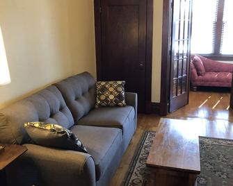Downtown Sleepy Eye Apartment, 1 Bedroom And Sleeper. Vintage In Every Way! - Sleepy Eye - Sala de estar