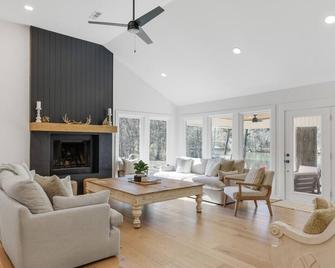 Urban Rustic Lakeside Retreat with Dock, Sleeps 20 - Gallatin