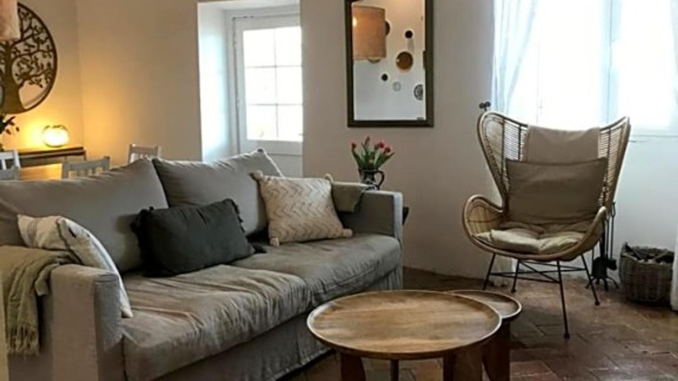 Casa Largo Do Poco Guesthouse