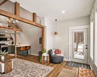 Hatcher Pass Lakeside Hideaway with Hot Tub! - Wasilla - Living room