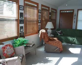 Historic Country Farmhouse For Any Season! - Monroe - Living room