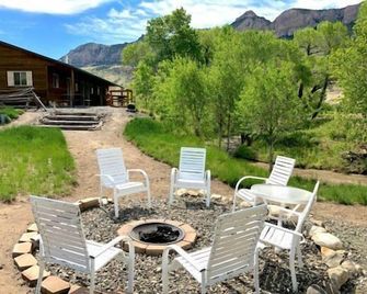 Creek Side Cabin #1- Great location on the way to Yellowstone, Peaceful Creek - Cody - Patio