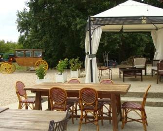 Gîte for birthdays and celebrations 1 hour from Paris sleeps 31 + room sleeps 70 - Courtenay - Patio