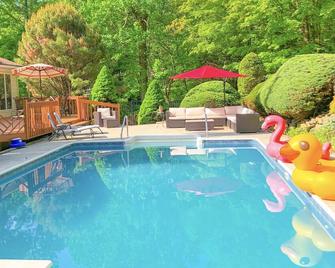 \'The Hilltop\'- 30 Mins Nyc- 20 Mins West Point-1 Acre Private-Heated Pool - Pomona - Piscina
