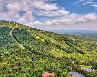 Renovated Ski-InandSki-Out Peru Condo at Bromley Mtn - Peru - Vista del exterior