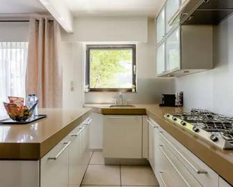 Luxe apt with parking & garden in wilrijk antwerp - Amberes - Cocina