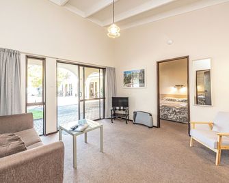 Riverside Motel - Whanganui - Living room