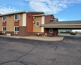 Coratel Inn and Suites by Jasper Stillwater - Stillwater - Gebouw