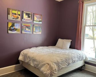 Luxury sleeps 6! Voted CNN Best Town outdoors, wine and cider, college-town hip. - Ithaca - Bedroom