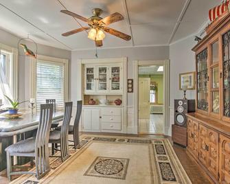 Quaint Beverly Townhome Walk to Beach and Downtown! - Beverly - Dining room