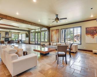 Spacious Edmond Vacation Rental w/ Hot Tub! - Edmond - Lobby