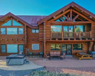 Epic 5000 Sq Ft Stagecoach Lodge - Ridgway - Edificio
