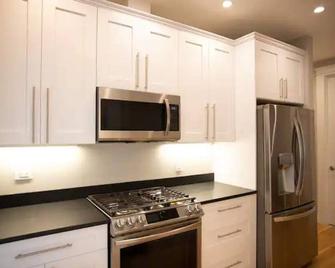 Modern Cambridge oasis with EV parking and yard - Cambridge - Cuina