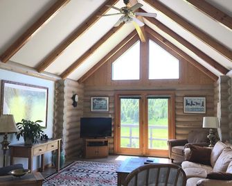 Escape to paradise. A 30 minute scenic drive from downtown Bozeman. - Bozeman - Living room