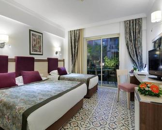 Crystal Aura Beach Resort & Spa - Kemer - Bedroom