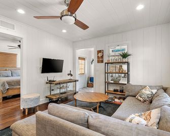 Historic Key Largo Cottage - Key Largo - Living room