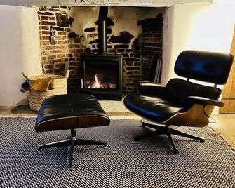 A quirky character cottage on the edge of the New Forest - Totton - Living room