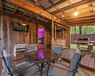 Modish Farmhouse- Hot Tub Gameroom Firepit & Bbq - Broken Bow - Patio
