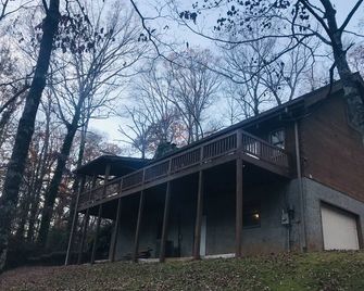 Riverfront Cabin in Horse Country - Tryon - Building