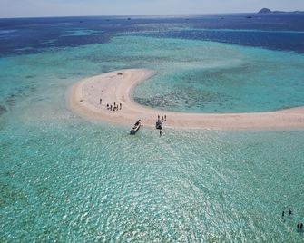 Komodo Pirate Boat - Phinisi Liveaboard - Labuan Bajo - Beach